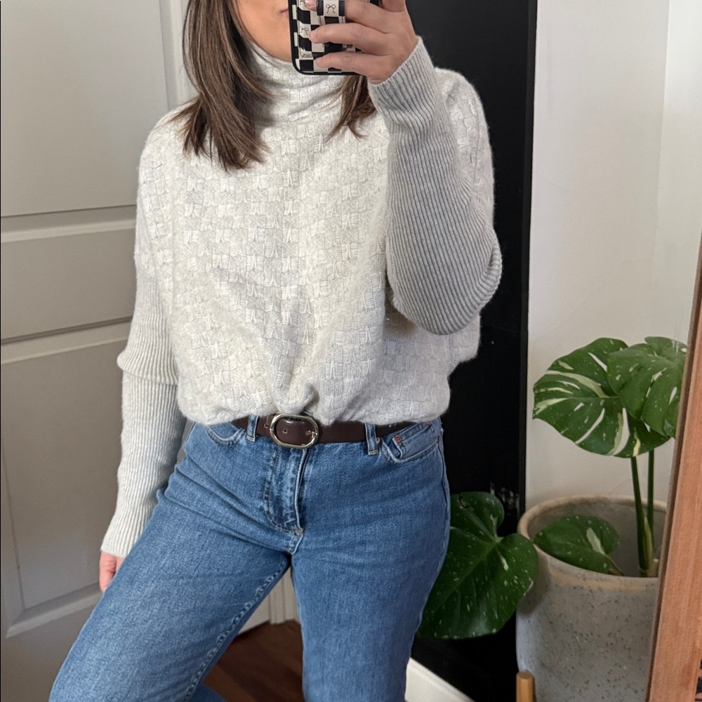 CLUB MONACO 100% Cashmere Turtle Neck Oversized Sweater. Size m